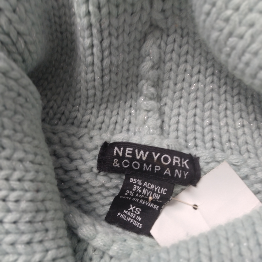 4 Sweaters - Picture 3 of 7